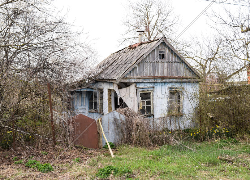 Старый заброшенный саманный дом в деревне. - Еремейчук Леонид