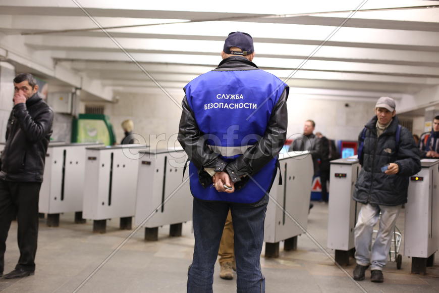 Служба безопасности метрополитена. Жилет служба безопасности метрополитена. Сотрудник службы безопасности метрополитена. Жилетки метро службы безопасности. Служба безопасности метрополитена лето.