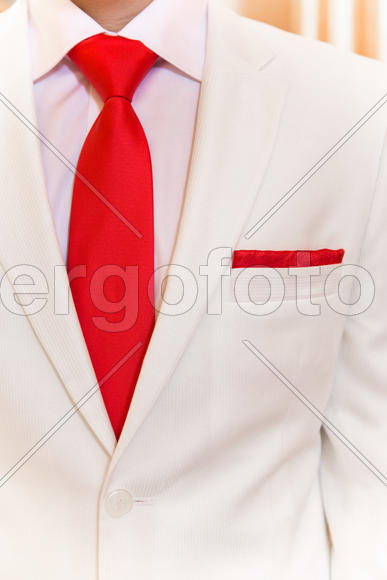 Белый костюм с красным галстуком