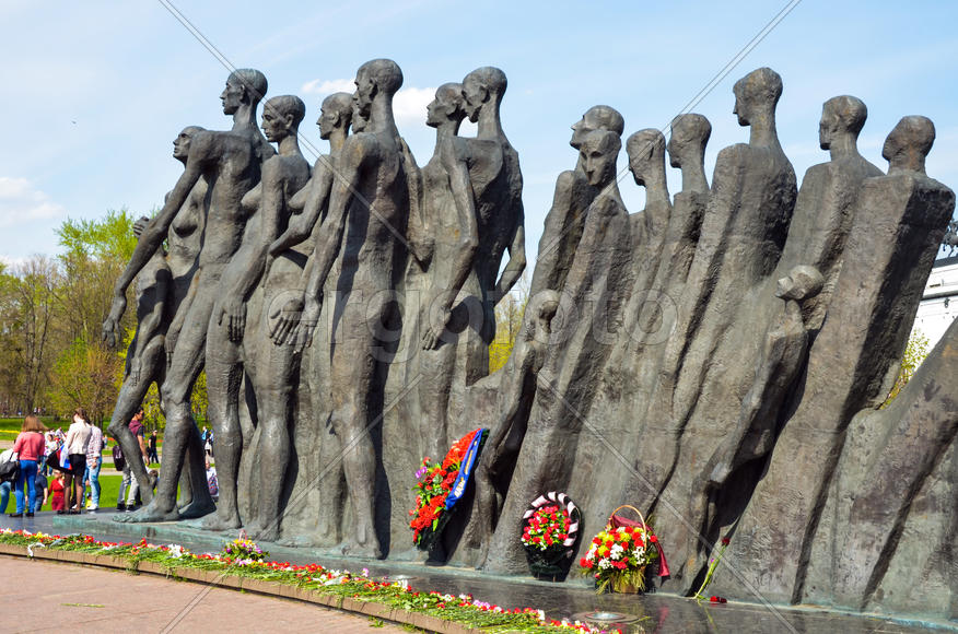 Трагедия народов. Церетели Поклонная гора памятник. Памятник Холокосту на Поклонной горе. Зураб Церетели трагедия народов.