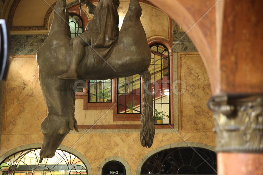 Памятник Вацлаву на перевёрнутой лошади, Прага, Чехия.