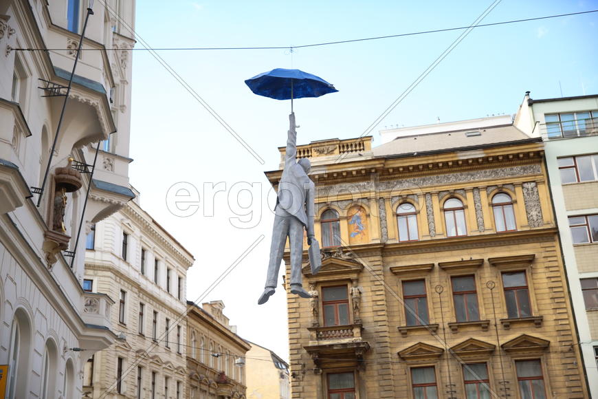 Человек с зонтом. Скульптура. Прага