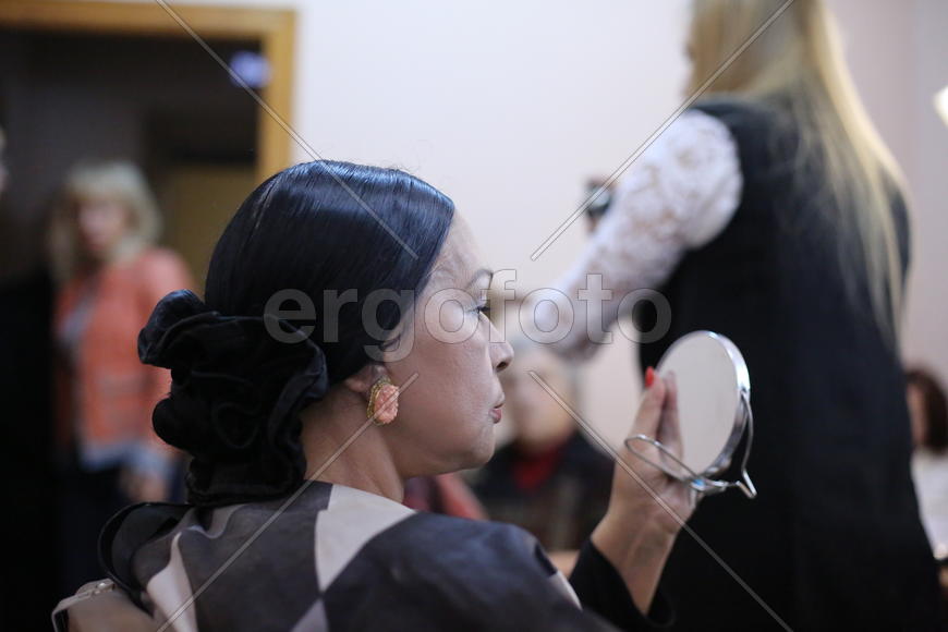 Артистка Жемчужная смотрит в зеркало