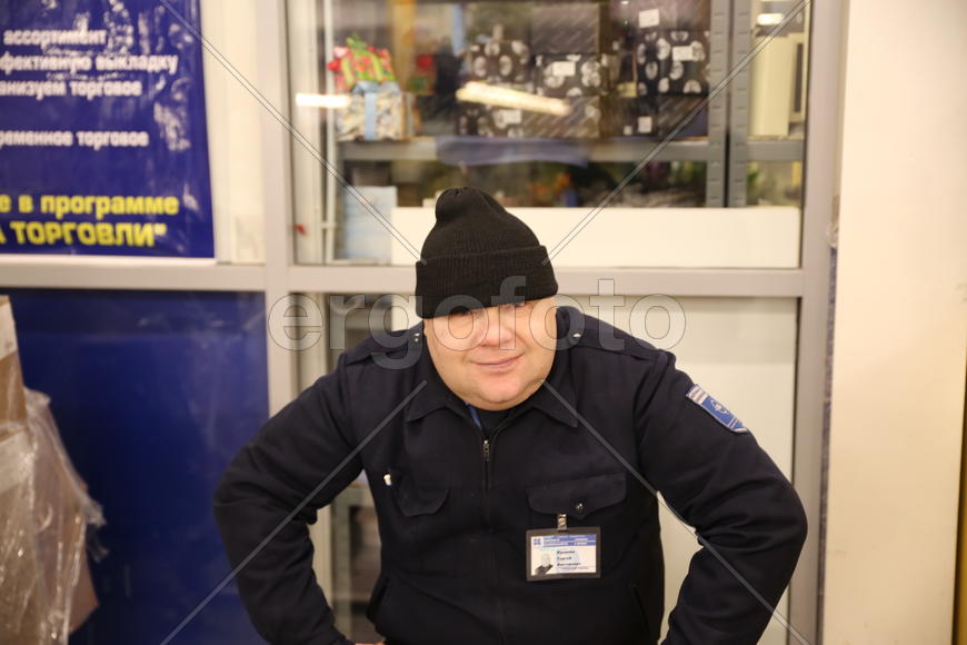 Охранник в магазине "METRO"
