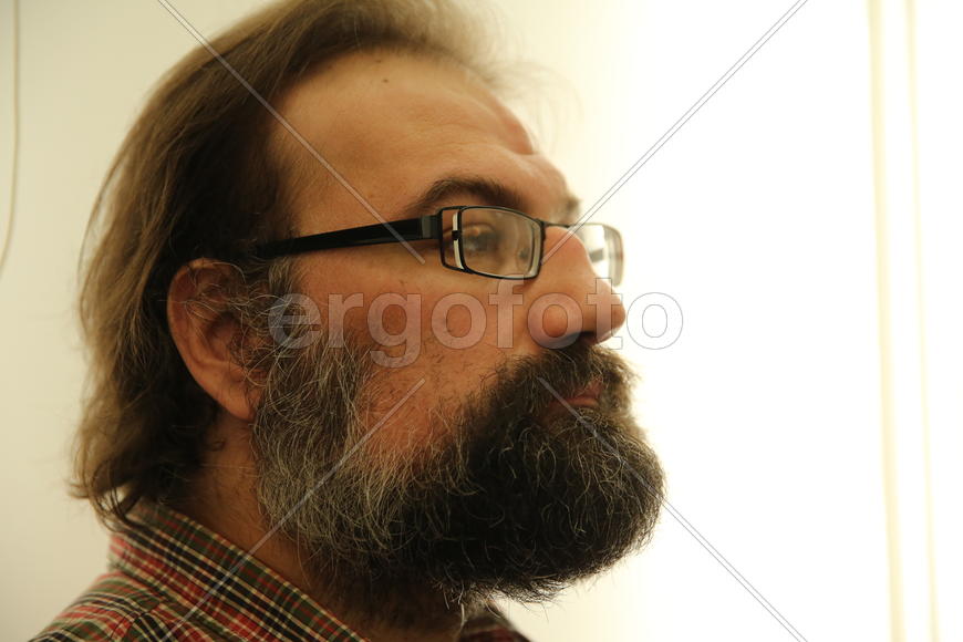 Бородатый человек на конференции ЛГБТ.