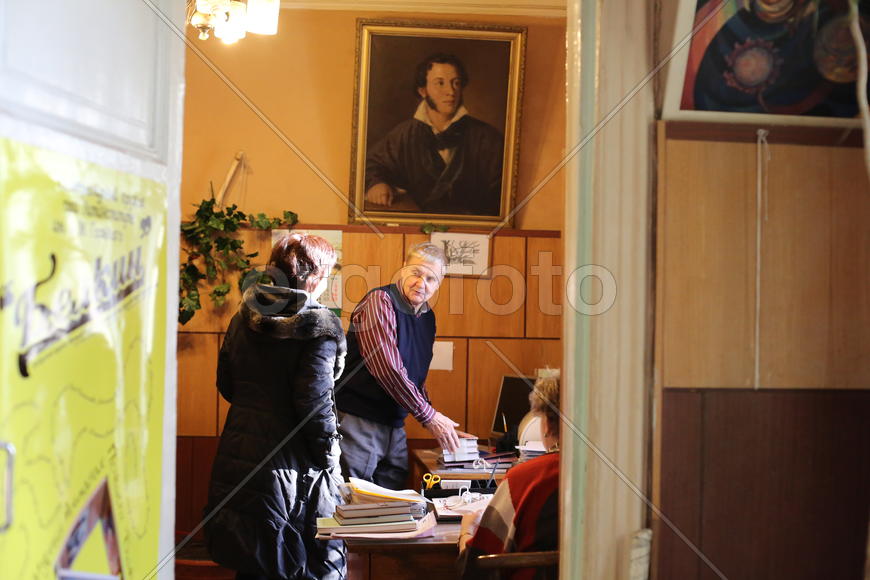 Сергей Николаевич Есин в своём кабинете