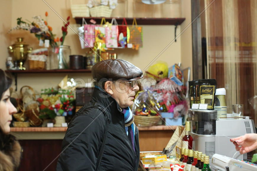 Мужчина и женщина в чайном магазине