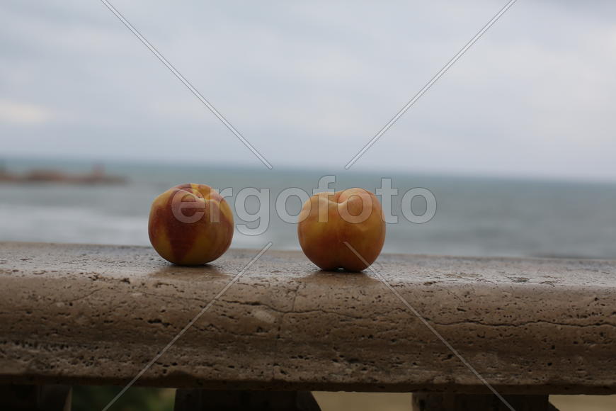 Одно море и два персика