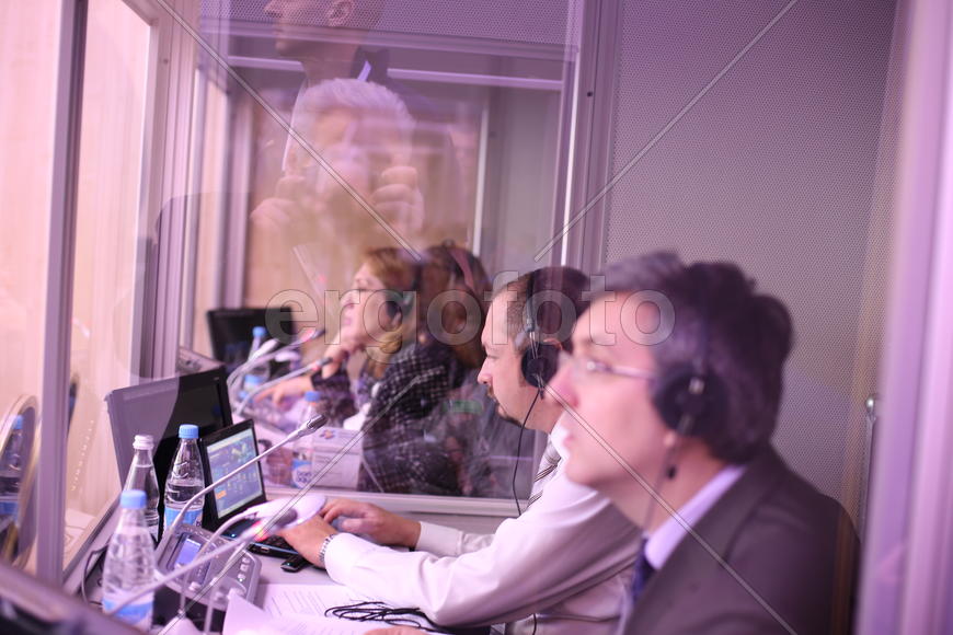 Кабина синхронных переводчиков