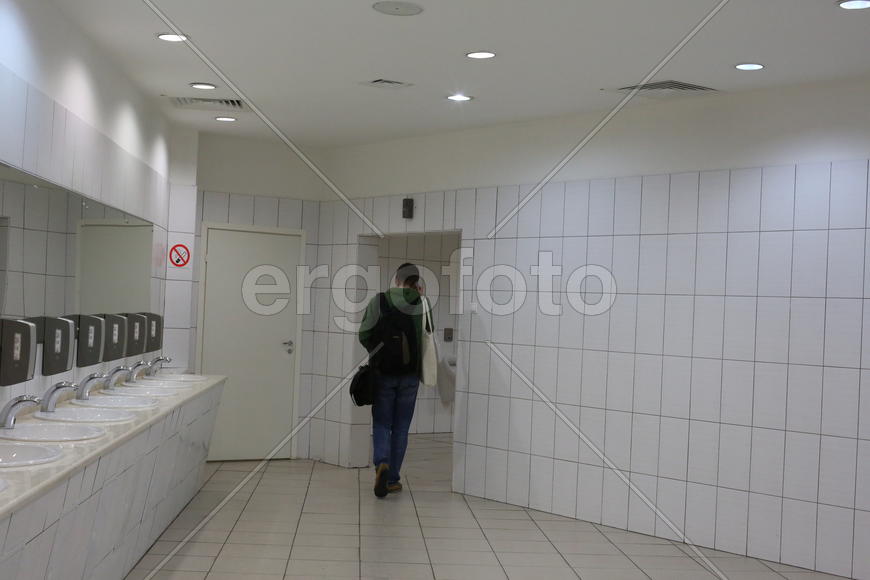 Человек в туалете