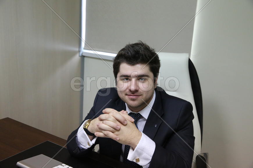Илья Борисович Флакс в кабинете