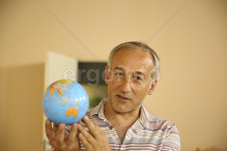 Глобус в руках у Наумочкина