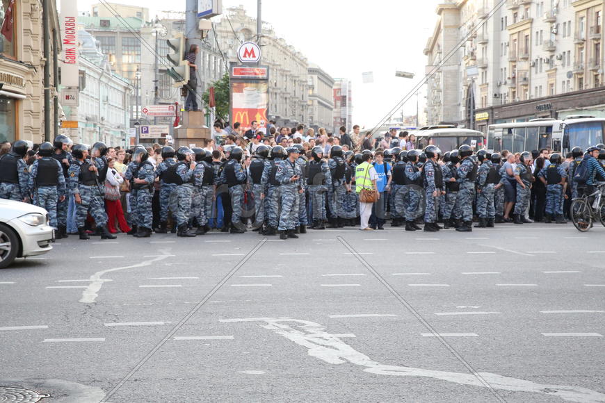 Митинг в защиту Навального, омон, толпа