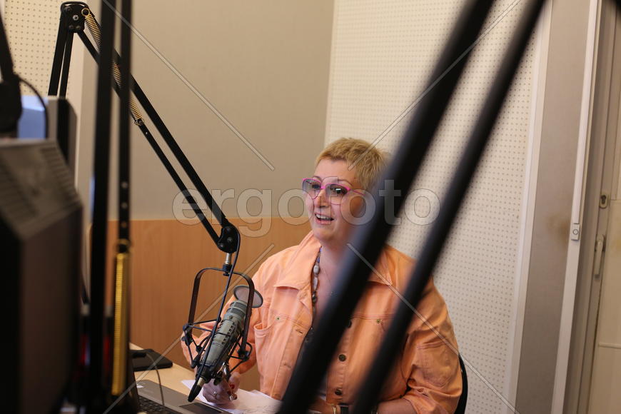 Татьяна Устинова ведёт радиопередачу