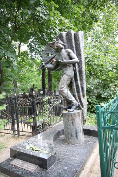 Памятник клоуну Леониду Енгибарову на Ваганьковском кладбище