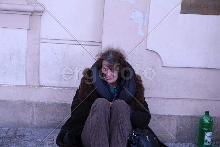 Нищая женщина на улице Праги