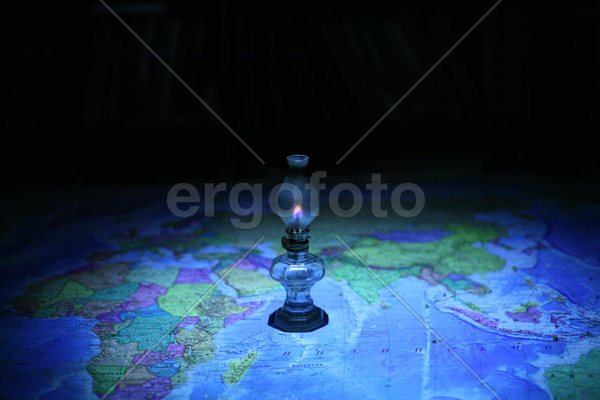 Карта мира и керосиновая лампа