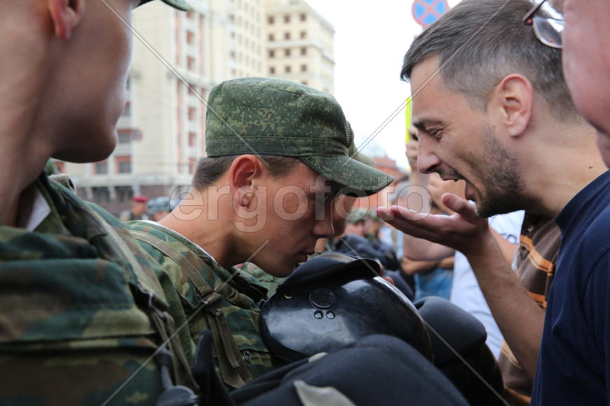 Мужчина кричит на военного из оцепления на митинге