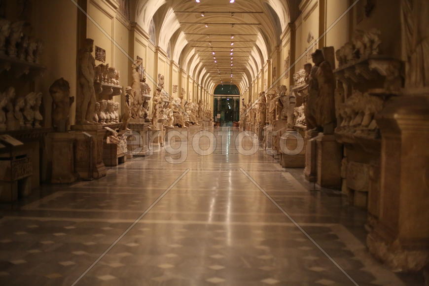 Один из залов музея Ватикана.Скульптуры