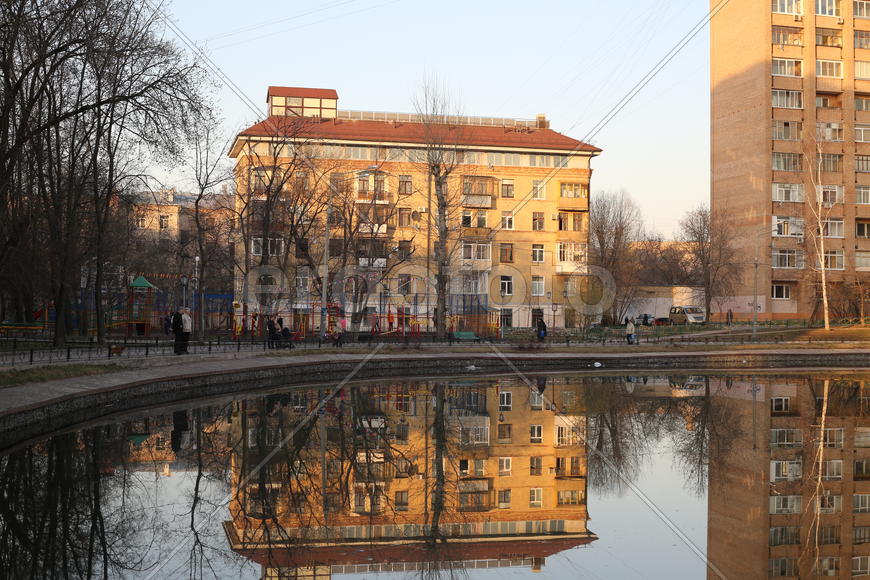 Пруд — зеркало.