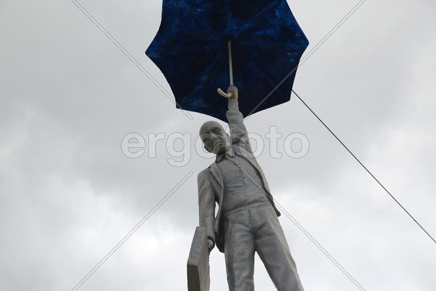 Человек под зонтиком. Легкая неопределенность