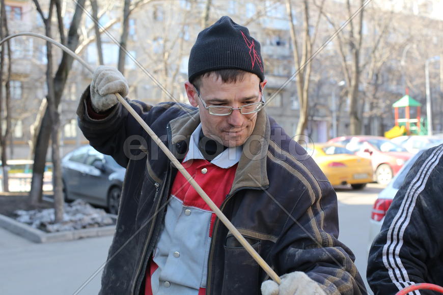 Рабочий-ремонтник с кабелем в руках