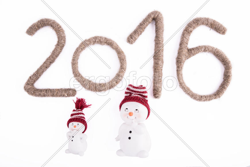Белые снеговики с символом 2016 года