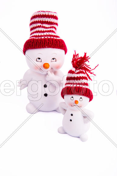 Новогодние снеговики в ярких шапках