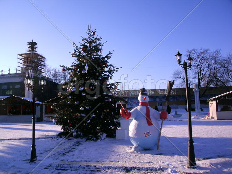 Снеговик и елка    