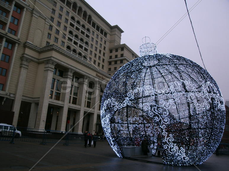 Новогодний шар на Манежной площади