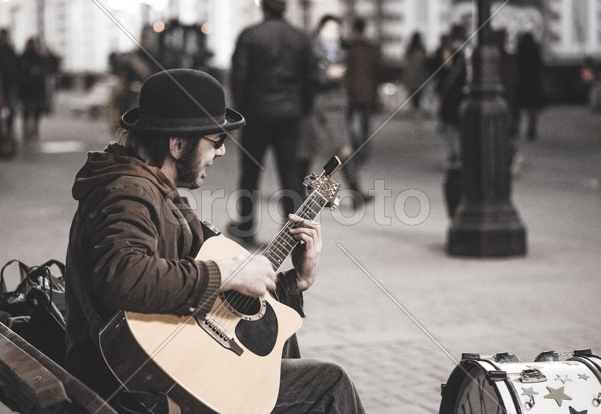 Музыкант-гитарист на улице