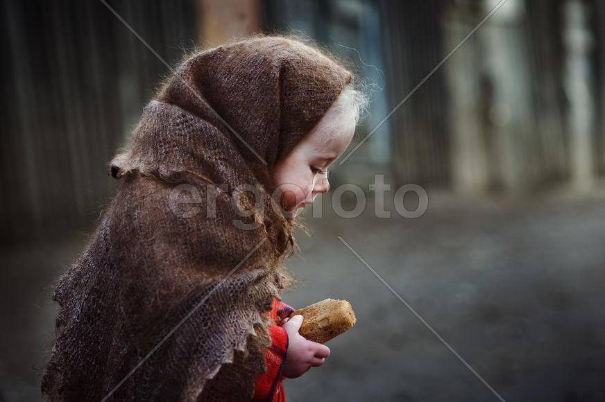 Девочка с кусочком хлеба