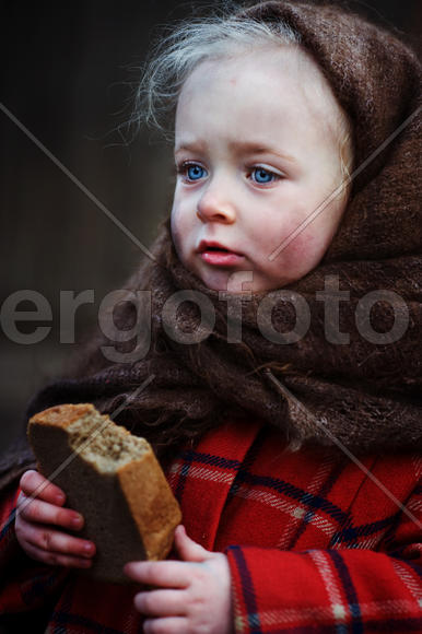 Девочка с хлебом