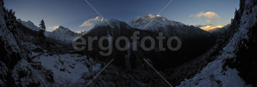 Ганеш-Химал,Гималаи,панорама на заснеженные тибетские горы, рассвет