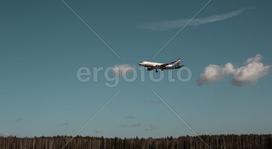 Самолет, летящий на фоне ясного неба