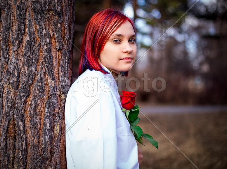 Девушка в рубашке с цветком в руках