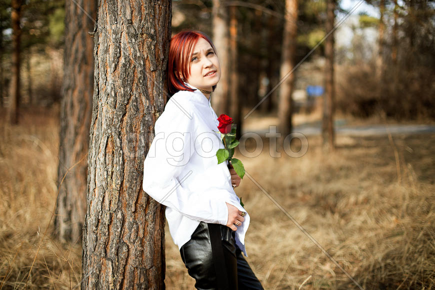 Девушка в рубашке на фоне леса