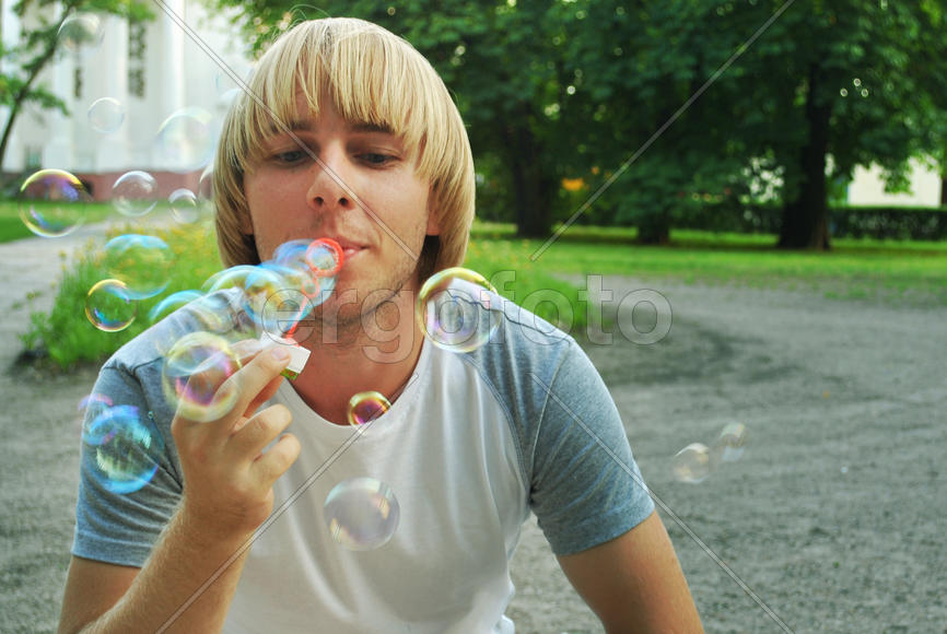 Молодой человек и мыльные пузыри