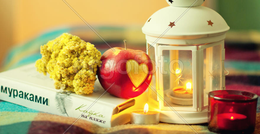 Натюрморт с яблоком, свечей и книгой