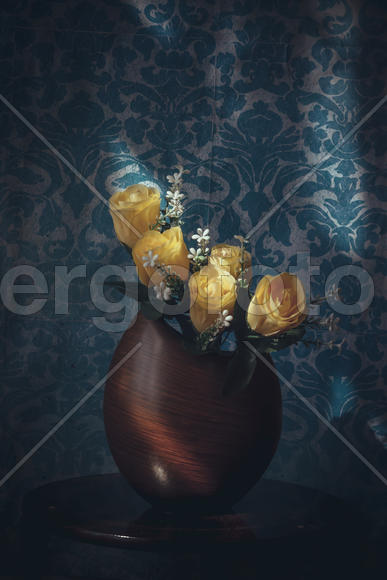 Букет желтых роз в деревянной вазе