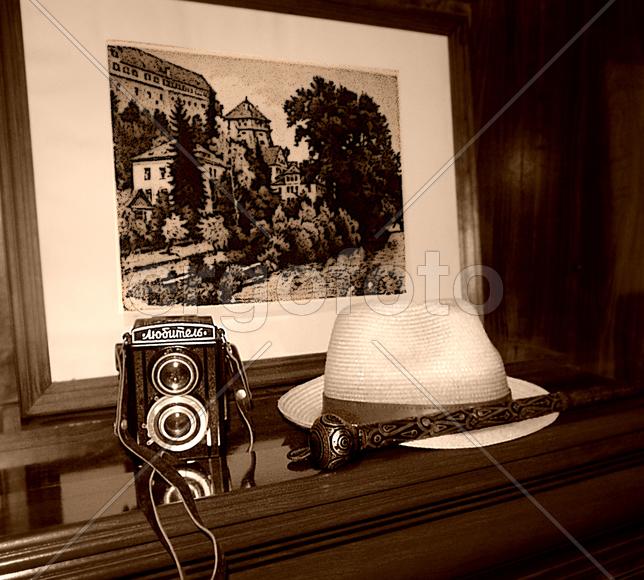 Картина,  шляпа, трость и старый фотоаппарат. 