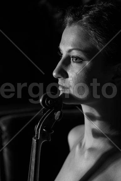 Девушка и скрипка