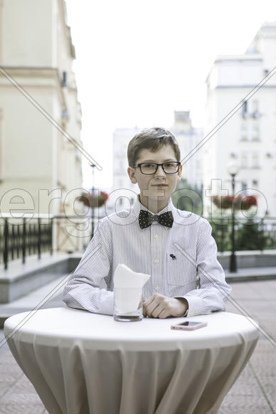 Мальчик в очках за столом