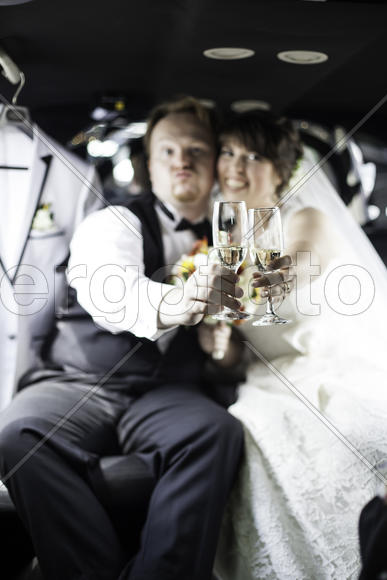 Жених и невеста едут в машине