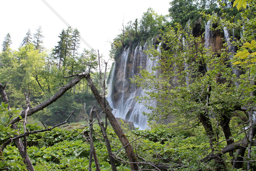 Водопад и сломанные деревья