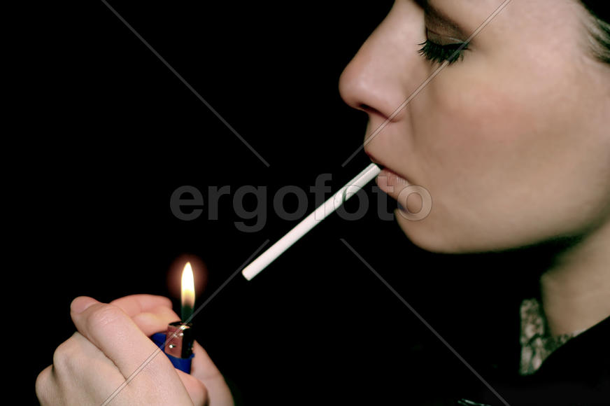 Девушка и сигарета