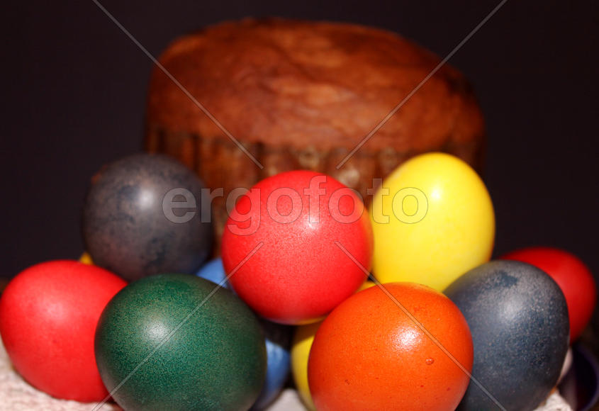 Пасхальный кулич и крашеные яйца