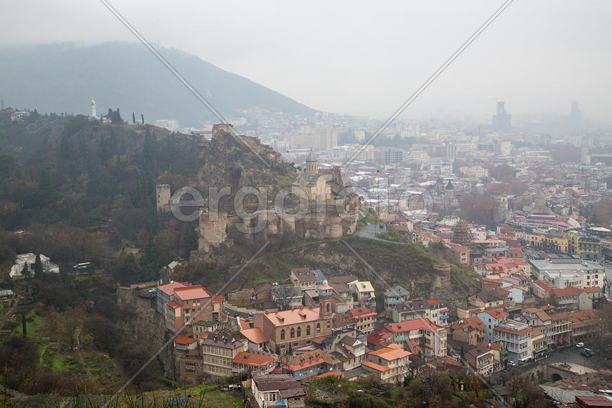 Тбилиси в тумане Вид на крепость Нарикала