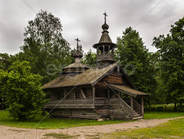 Деревянная церковь в лесу