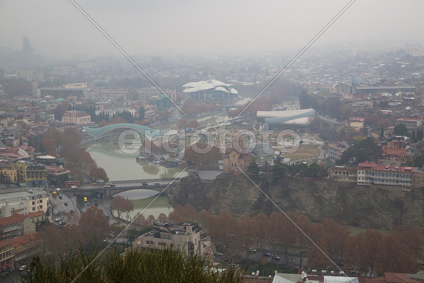 Тбилиси в тумане Вид на парк Рике